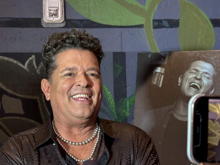 El cantante colombiano Carlos Vives dio un concierto en un avión.