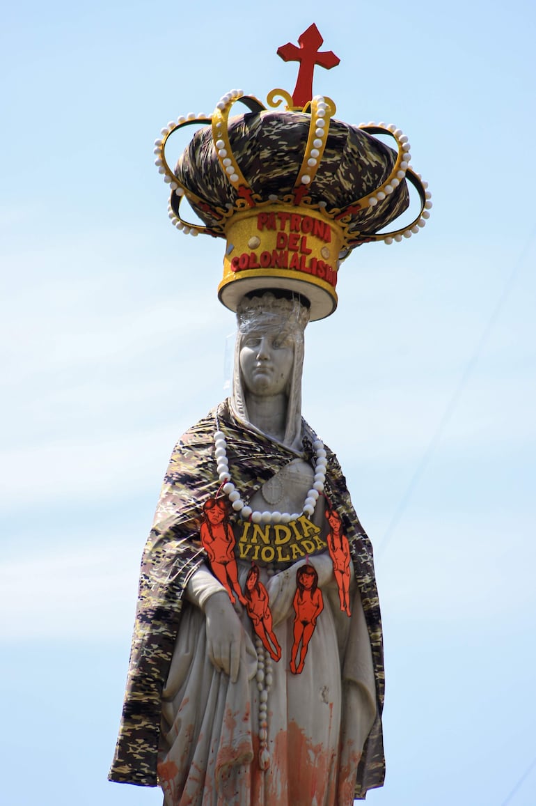 Fotografía de la estatua de Isabel la Católica luego de ser pintada por el colectivo feminista de Bolivia Mujeres Creando este sábado, en la ciudad de La Paz (Bolivia). El colectivo realizó una "intervención" en la estatua de Isabel la Católica y dejó mensajes en rechazo al colonialismo y a "la conquista". 