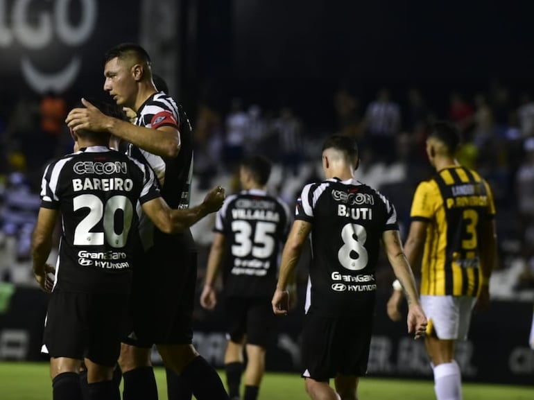 Óscar Cardozo y Antonio Bareiro (20), futbolistas de Libertad, celebran un gol en el partido contra Guaraní por la duodécima jornada del torneo Apertura 2024 del fútbol paraguayo en el estadio La Huerta, en Asunción.