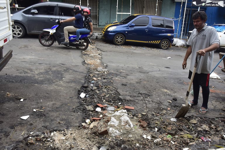 Baches destruye por completo la calle Mayor Fleitas, casi J.A. Flores, en Asunción. Vecinos intentan tapar el agujero con escombros, pero cada vez que llueve, la situación empeora.