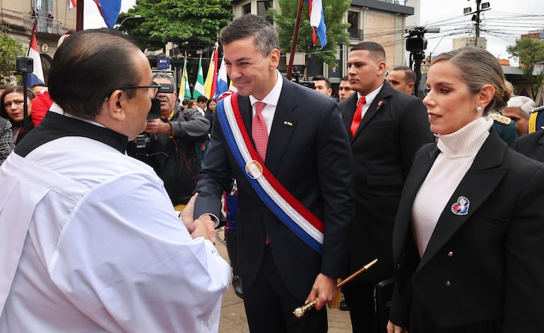 El presidente Santiago Peña y el vicepresidente Pedro Alliana (C), acompañados de sus respectivas esposas en el tedeum llevado a cabo en la Catedral de Asunción, en el marco de las Fiestas Patrias.