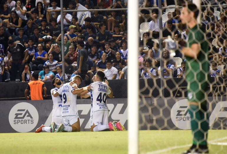 Los jugadores del Sportivo Ameliano celebran un gol en el partido frente a Danubio por la fase de grupos de la Copa Sudamericana 2024 en el estadio La Huerta, en Asunción.