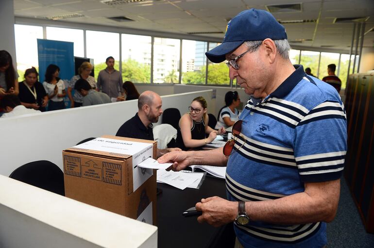 Un argentino vota en la segunda vuelta de las elecciones presidenciales hoy, en la sede del Consulado en Asunción (Paraguay). Unos 17.000 argentinos residentes en Paraguay están habilitados para votar en el balotaje. EFE/ Daniel Piris