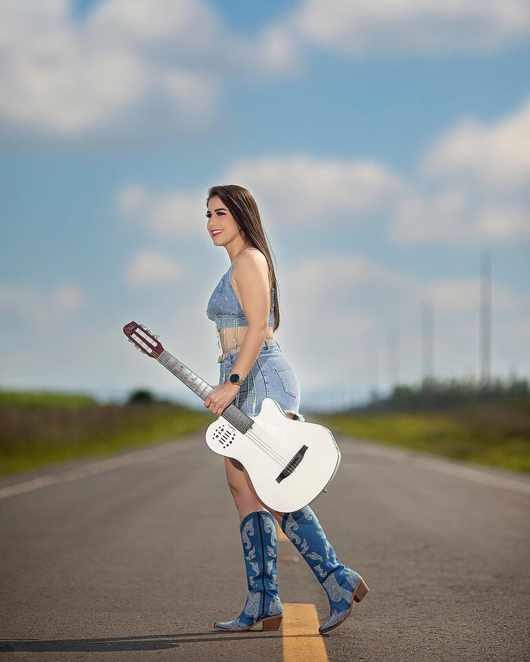 Emanuela López, cantante del grupo Oasis de Villarrica.