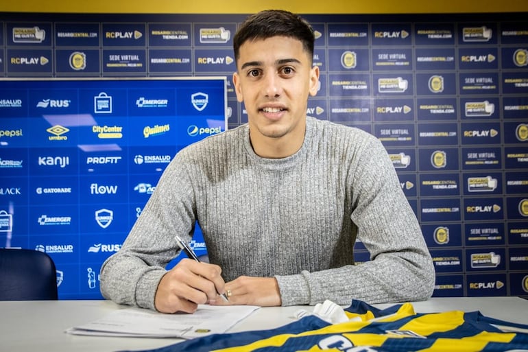 El paraguayo Agustín Sández en la firma de contrato con Rosario Central.