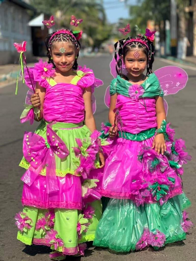 Con un desfile de carrozas celebran la llegada de la primavera en Caacupé.