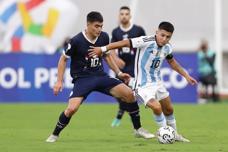 Thiago Almada (d) disputa el balón con Wilder Viera en un partido del Torneo Preolímpico Sudamericano Sub-23.