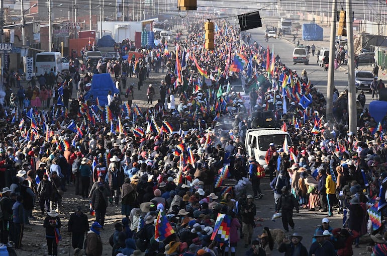 Seguidores del expresidente Evo Morales se manifiestan cerca de La Paz. El presidente Luis Arce denuncia intentos de desestabilización por parte del grupo liderado por el exmandatario.