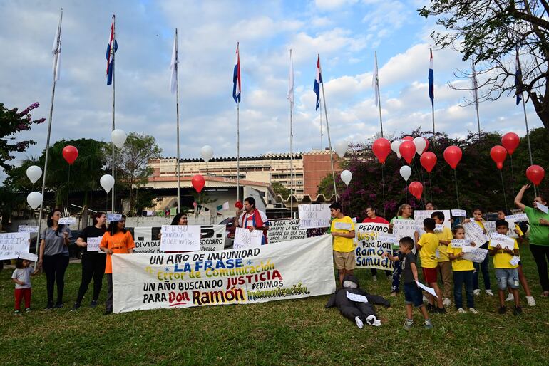 La familia de don Ramón Samudio se manifestó frente al IPS.