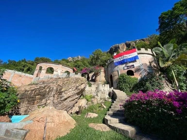 El castillo Caballero Templario cuenta con maravillosos cerros y un arroyo cristalino.