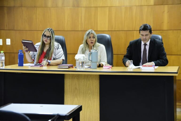 El Tribunal de Sentencia, presidido por la jueza Gloria Hermosa e integrado por Alba González (izq.) y Darío Báez (der.).