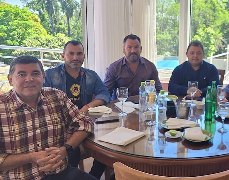 Jorge González Caballero, Julio “Nito” Villalba, Abel Salazar y Joel Maidana, durante una reunión de planificación.