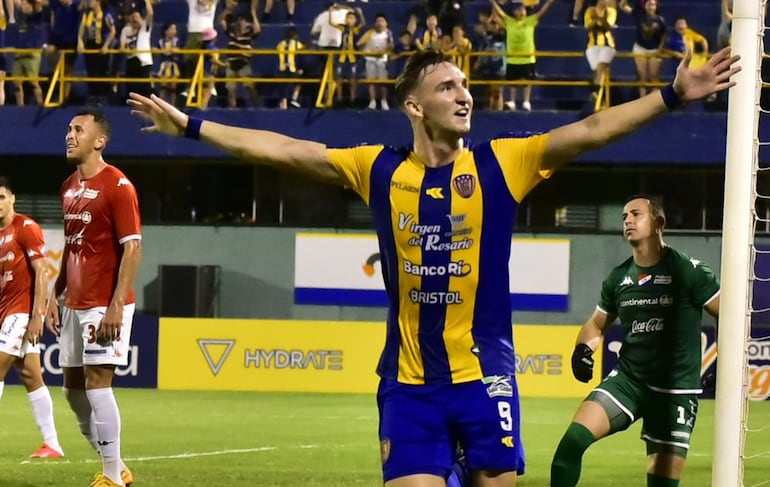 El delantero Paul Charpentier celebra tras marcar el gol que adelantaba a Luqueño de forma transitoria.