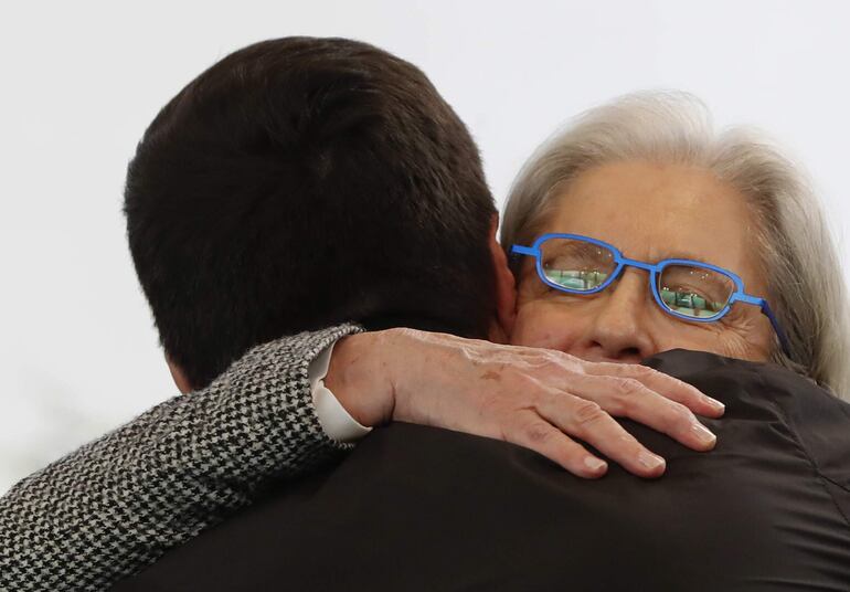 La embajadora de México en Ecuador, Raquel Serur (d) a su llegada del país sudamericano este domingo en el Aeropuerto Internacional de la Ciudad de México (México).