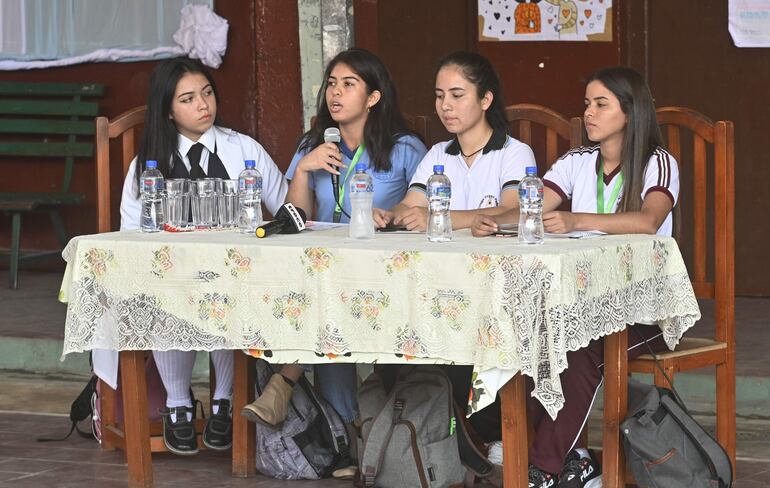 Aylén Moraez (Fenaes), Natalia Vega (Fenaez), Mercedes Montiel (Unepy) y Mara Martínez, sentaron posición a favor del plan de Transformación Educativa.