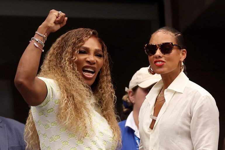 Serena Williams se mostró feliz en su regreso al US Open, aunque esta vez le tocó estar sentada en la tribuna del Billie Jean King National Tennis Center. (Matthew Stockman/Getty Images/AFP)

