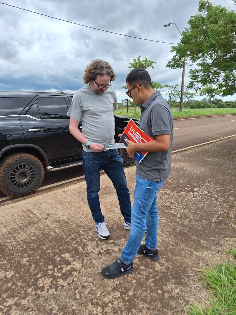 Simon Larkin y Omar Ávila observan un mapa satelital para delinear la jornada de recorrida de los posibles tramos.