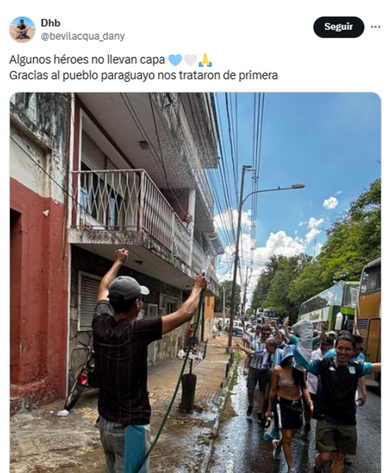 También debido a las altas temperaturas, muchos vecinos de Barrio Obrero salieron con mangueras para refrescar a los hinchas