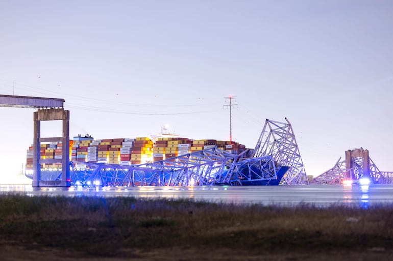 El buque mercante que chocó la madrugada del martes contra un puente en Baltimore lleva a bordo 4.700 contenedores, 56 de ellos con material peligroso, aunque no suponen un peligro público, aseguraron este miércoles las autoridades estadounidenses.