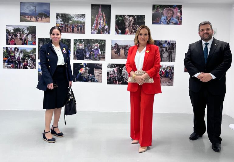 Comitiva paraguaya presente en la inauguración de la exposición.