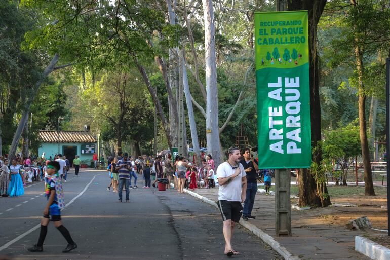 Exhibiciones artísticas mientras recorren el Parque Caballero 