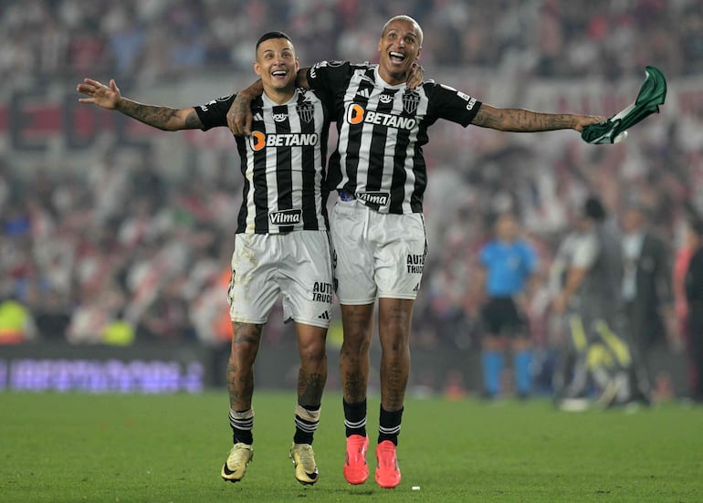 Los jugadores del Atlético Mineiro celebran la clasificación a la Final Única de la Copa Libertadores 2024 después de empatar sin goles con River Plate en el estadio Monumental, en Buenos Aires, Argentina.