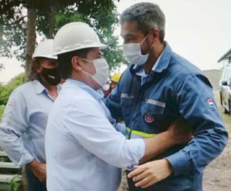 Horacio Cartes abraza efusivamente a Mario Abdo (d), a su llegada a la planta de Cementos Concepción en San Lázaro.