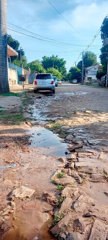 Una de las pérdidas de la Essap que brotó sobre la calle Amistad, barrio Valle Ybaté, Lambaré.