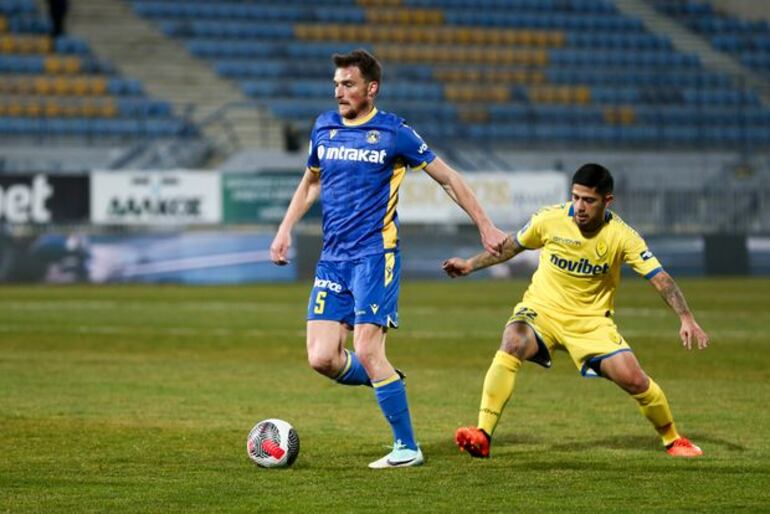 El paraguayo Sergio Díaz, futbolista del Panetolikos, pelea por el balón en el partido frente al Asteras Trípolis por la jornada 23 de la Superliga de Grecia.