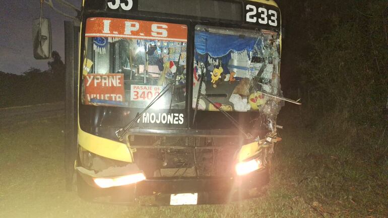 Así quedó el bus de la Línea 233 del transporte público tras el accidente en Villeta.