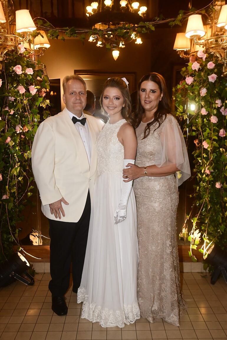 Paula María Breuer Delgado con sus padres Raúl Breuer y Claudia Delgado.