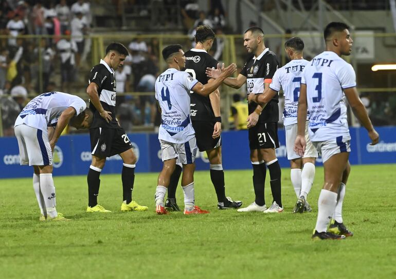 Los jugadores de Olimpia y Sportivo Ameliano al final del partido por el torneo Apertura 2023 del fútbol paraguayo en el estadio Villa Alegre de Encarnación.