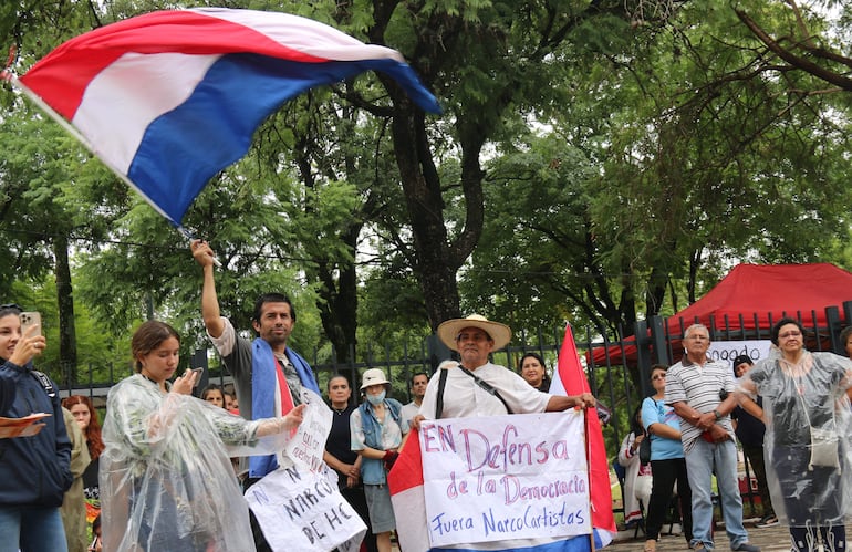 FOTO DE ARCHIVO. Varias personas participan en una manifestación a favor de la legisladora de oposición Kattya González, frente a la Plaza de Armas, junto al Palacio Legislativo. El Senado retiró este miércoles, con el apoyo de un grupo de congresistas del gobernante Partido Colorado y sus aliados, la investidura a la legisladora de oposición Kattya González por presunto "uso indebido de influencias", en una votación de la que se retiró la bancada opositora.