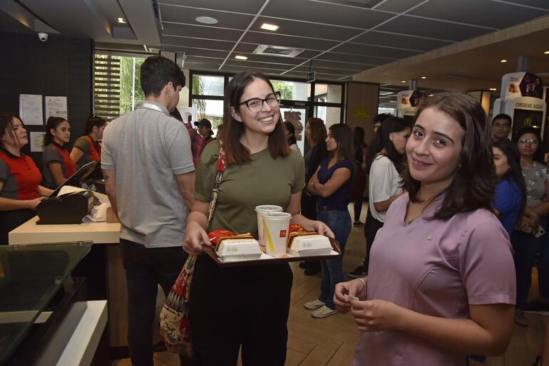 Los 22 locales de McDonald's se abarrotaron de clientes entusiastas para aprovechar la promo de 2x1.