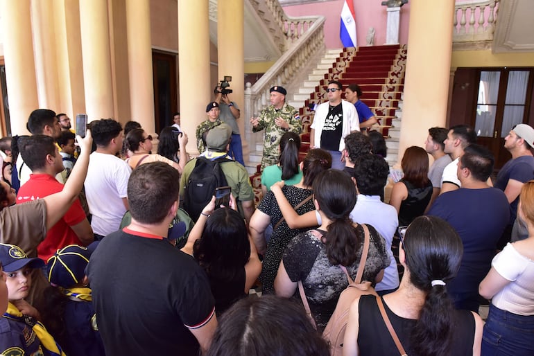 El Mayor DCEM Édgar Ramírez (centro), el Cap. Roger Maldonado y Alberto Vera Maciel se encargan de guiar al público por las dependencias del palacio.