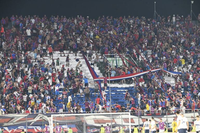 Los incidentes entre los barras de Cerro Porteño en la Gradería Norte durante el partido ante 2 de Mayo en el estadio Defensores del Chaco, en Asunción.