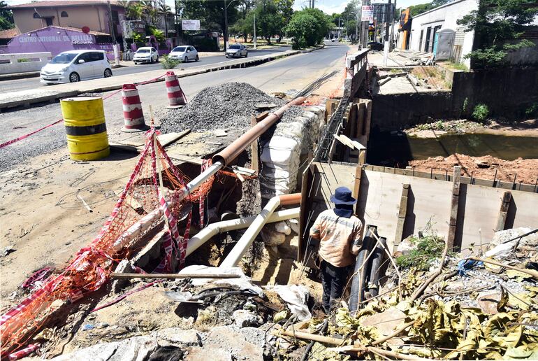 Obreros trabajan en el puente que pasa sobre el arroyo Lambaré, con el objetivo de ensancharlo. 