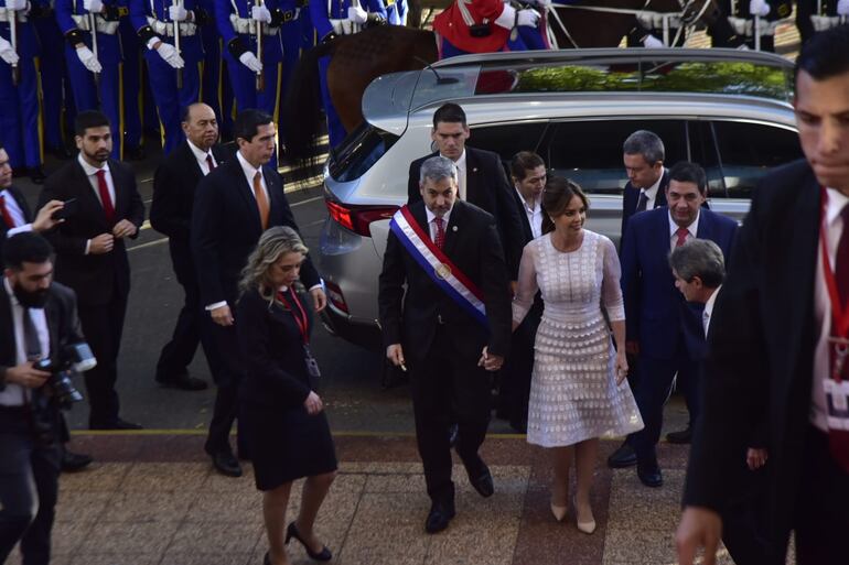 Traspaso de mando presidencial. Mario Abdo Benítez y su esposa, Silvana Abdo.