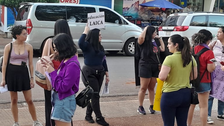 Manifestante exigiendo educación laica.