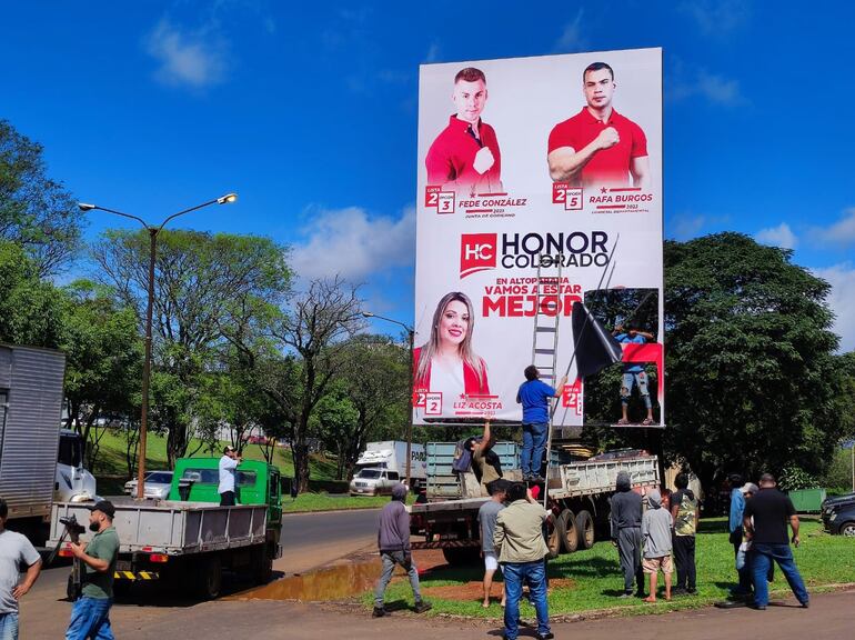 Retiro de propaganda electoral en Ciudad del Este, de las últimas elecciones.