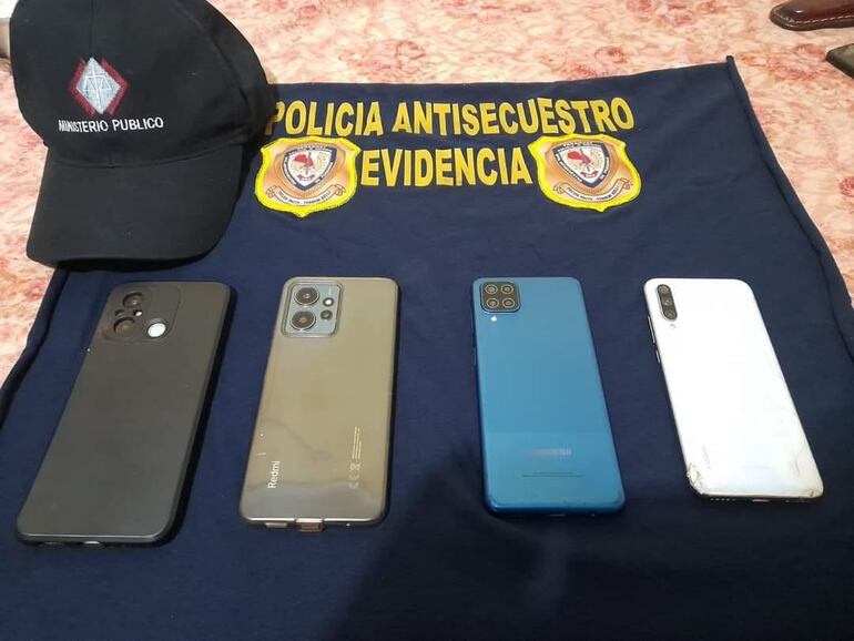 Los celulares incautados serán analizados por los investigadores.