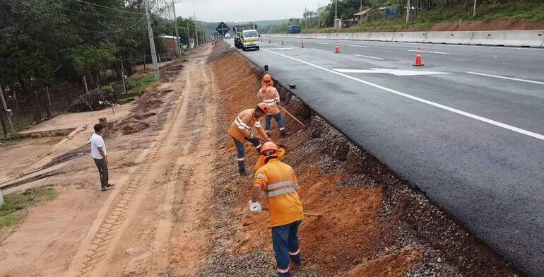 Obreros de Rutas del Este procedieron hoy a "reparar" la vía.