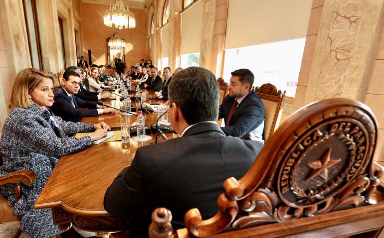 Las fotos oficiales de la sesión del Consejo de Ministros muestran al presidente de la República de espaldas, en la cabecera de la mesa.