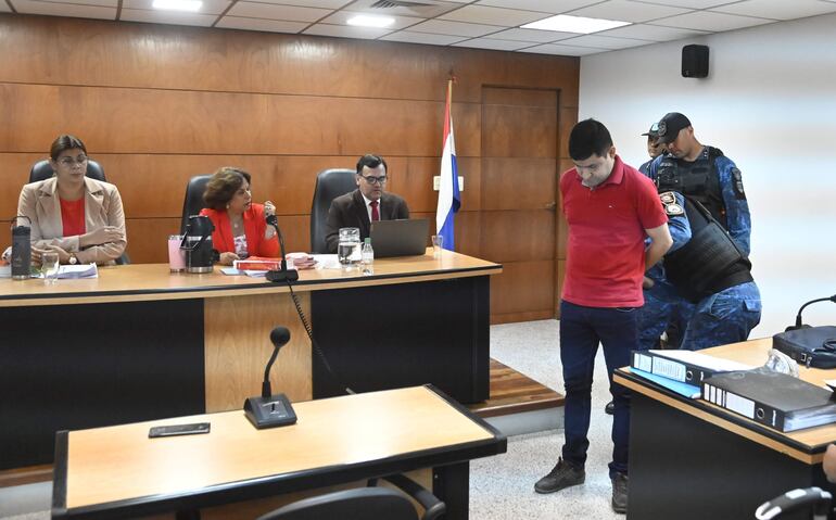 Policías quitan las esposas al acusado Lorenzo González Martínez ante la mirada de los jueces que integran el Tribunal de Sentencia.