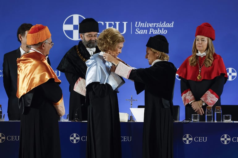 La reina Sofía es investida doctora Honoris Causa por Universidad CEU San Pablo por la rectora, Rosa Visiedo. (EFE/ Mariscal)
