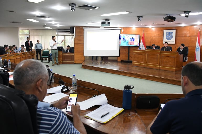 Funcionarios del MOPC socializaron las obras cloacales previstas ante la Junta Municipal de Asunción.