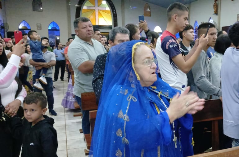 Una mujer vestida como la Virgen de Caacupé durante la misa de la medianoche.