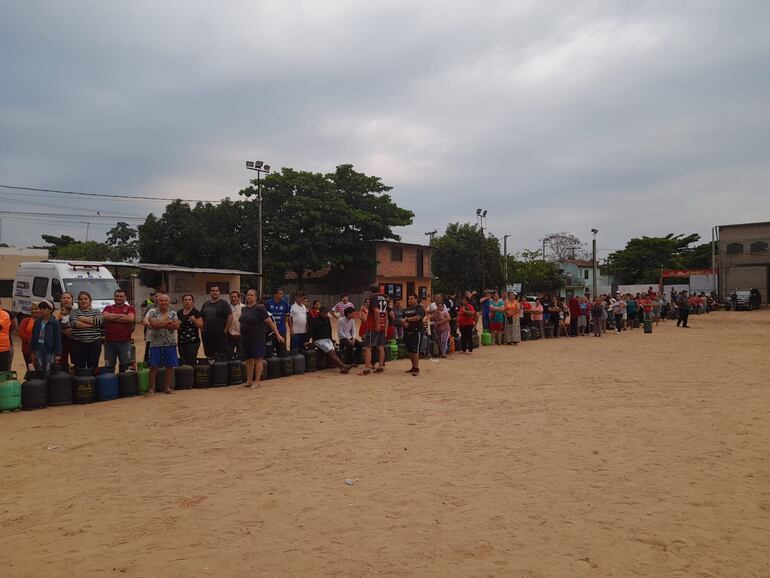 Familias del barrio San Francisco de Asunción forman filas en el relanzamiento de "Ñande Gas", de Petropar.