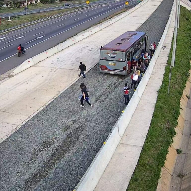 Un ómnibus de la empresa Villa Serrana que transportaba a 36 pasajeros se quedó sin frenos en el kilómetro 46 de la ruta PY02.