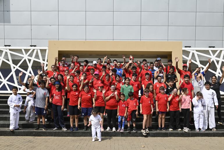 La familia de Olimpiadas Especiales Paraguay dejará en alto la bandera nacional en los Juegos Asu2024.